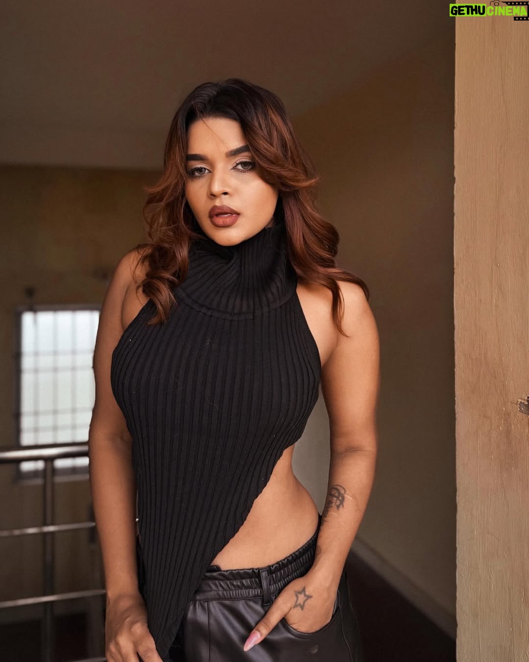 veena jessi - 1.9K Likes - Latina maMi 🤓 🔪
#latinamakeup #fashionmodel #tamilponnu #indianmodel #fitcheck #fashiongram #outfitinspiration #turtleneck #selfpotrait #iphone15promax #fashionportrait #trending #explorepage
