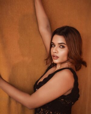 veena jessi Instagram - Eyes are never quiet 🖤

#postoftheday #casualshoot #blackdress #model #fashionaesthetic #aestheticphotography #trending #explorepage