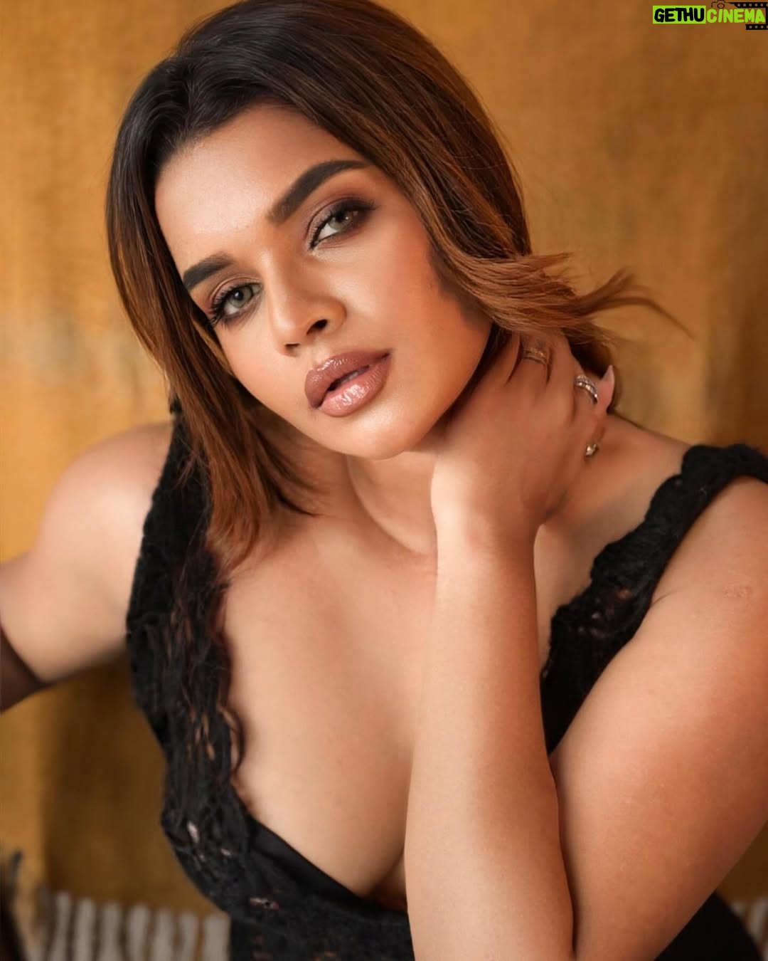 veena jessi - 0.9K Likes - Eyes are never quiet 🖤
#postoftheday #casualshoot #blackdress #model #fashionaesthetic #aestheticphotography #trending #explorepage