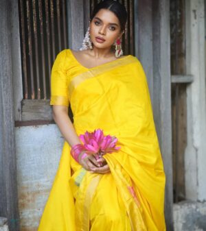 veena jessi Instagram - மஞ்சள் ✨💛✨

Shot by @pix_depth_photography 

#saree #tamilponnu #southindianlook #pattusaree #mallipoo #festivewear #elegance #explorepage