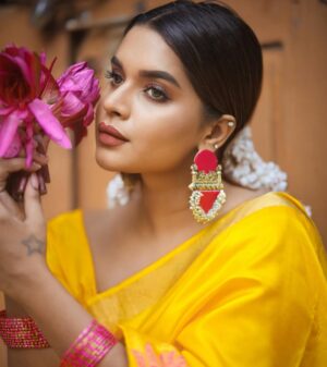 veena jessi Instagram - மஞ்சள் ✨💛✨

Shot by @pix_depth_photography 

#saree #tamilponnu #southindianlook #pattusaree #mallipoo #festivewear #elegance #explorepage