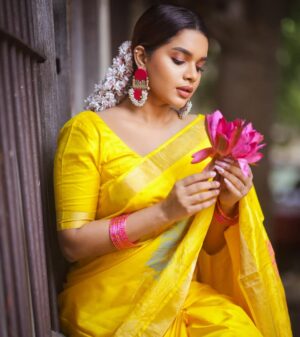 veena jessi Instagram - மஞ்சள் ✨💛✨

Shot by @pix_depth_photography 

#saree #tamilponnu #southindianlook #pattusaree #mallipoo #festivewear #elegance #explorepage