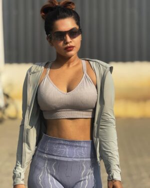 veena jessi Instagram - Until it’s done, tell none💪🏻 🏋️‍♀️ 

#motivationmonday #workoutmotivation #gymgirl #gymfit #ﬁtness #outfitinspo #fitnessmodel #gymgoals #bodygoals #trending #explorepage