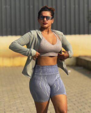 veena jessi Instagram - Until it’s done, tell none💪🏻 🏋️‍♀️ 

#motivationmonday #workoutmotivation #gymgirl #gymfit #ﬁtness #outfitinspo #fitnessmodel #gymgoals #bodygoals #trending #explorepage
