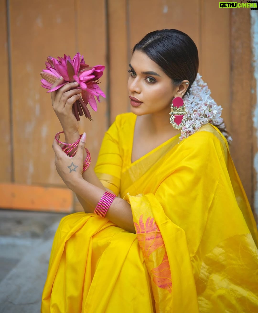 veena jessi - 656 Likes - மஞ்சள் 💛🌾💛
Shot by @pix_depth_photography
Make up & Styling : ME ✨
#saree #silksarees #elegance #tamilponnu #southindian #pattu #veenajessi #pongal2025 #trending #explorepage