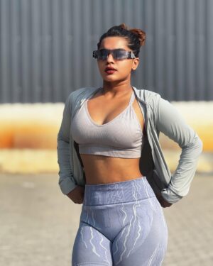 veena jessi Instagram - Until it’s done, tell none💪🏻 🏋️‍♀️ 

#motivationmonday #workoutmotivation #gymgirl #gymfit #ﬁtness #outfitinspo #fitnessmodel #gymgoals #bodygoals #trending #explorepage