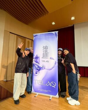 Abao Instagram - 《那屋瓦作為音樂與休閒的文化廠牌》

謝謝台藝大原資中心與主任果葶的邀請
講座主題好愛剛好今年那屋瓦成立十年

可以跟不同族群的朋友分享自己在做的事
有原民同學、漢人朋友、馬來西亞的朋友
很開心可以面對面的跟大家聊天💬
謝謝原資中心的照顧跟去年早早的邀請😂🫶🏽
謝謝影片🎦 ：超愛馬 

/有個有印象的QA 分享給大家/

Q 原民品牌怎麼在商業上經營存活 ？ 

A 
鼓勵廠牌合作的創作人保有自己正職的工作或學業，把音樂當作一個主要的副業來經營，音樂的工作會以主業為主來做行程調整，先有一份穩定的收入，音樂收入算是額外的零用錢，因為大家年紀都很輕可能未來也不一定要走音樂這行，先以不影響生計的方式一起體驗看看這個行業，之後再讓他們自己決定要維持斜槓或是全職音樂人。

因為大家都有固定的收入，所以可以有時間專心去累積作品跟演出前的訓練，或田調等等現在不賺錢，但對作品品質跟藝人想法建立很重要的事。演出頻率也可以按我跟大家身心狀態做調整，如果這個月想多寫歌那就專心寫歌，如果這個月有祭典要參加就避開演出，大概是這樣的節奏。

盡量維持大家平衡在一個好的狀態，狀態影響產出，不論是作品或是演出，好的表現就會吸引好的邀約，大概是建立這樣的循環。

#講座 #台藝大原資中心