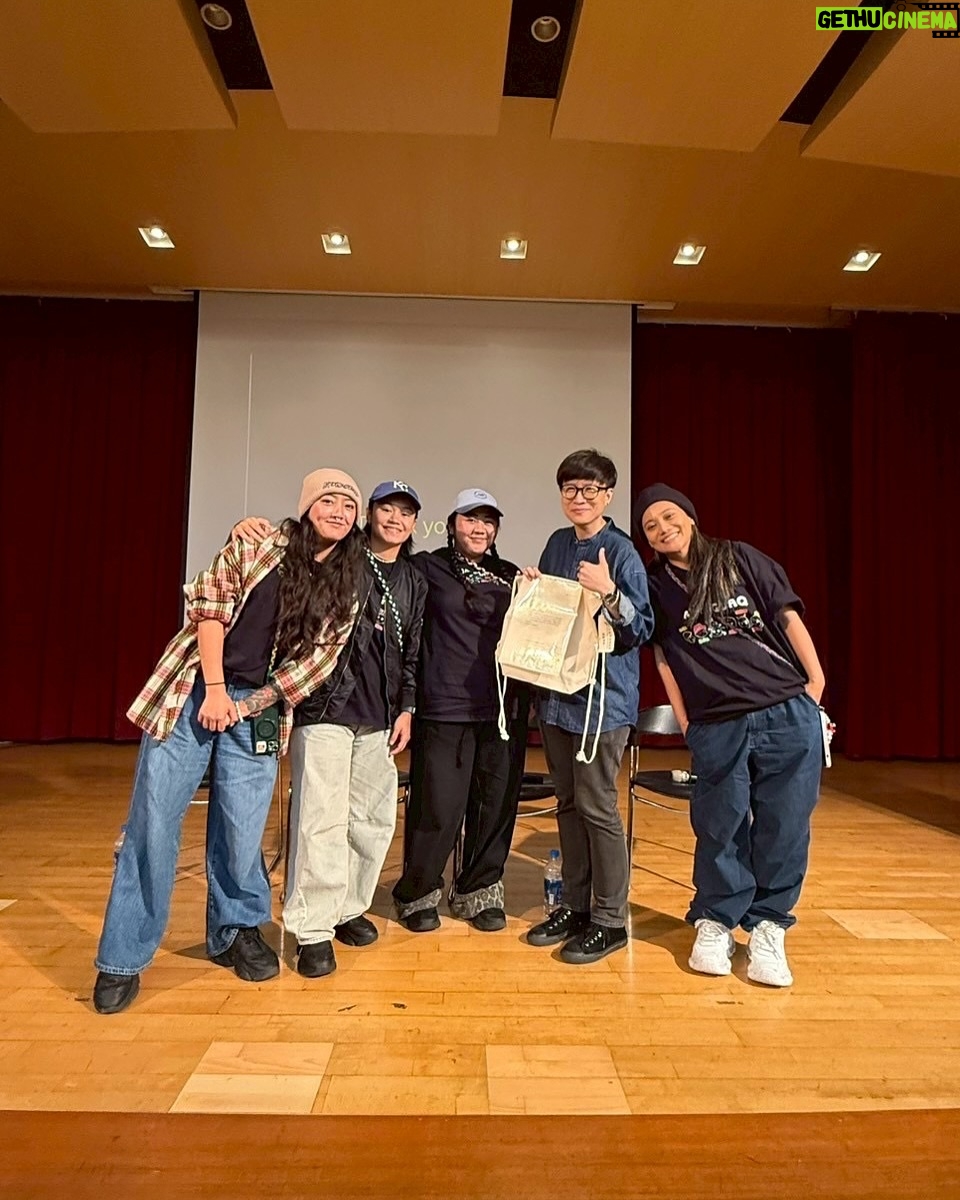 Abao - 3K Likes - 《那屋瓦作為音樂與休閒的文化廠牌》
謝謝台藝大原資中心與主任果葶的邀請
講座主題好愛剛好今年那屋瓦成立十年
可以跟不同族群的朋友分享自己在做的事
有原民同學、漢人朋友、馬來西亞的朋友
很開心可以面對面的跟大家聊天💬
謝謝原資中心的照顧跟去年早早的邀請😂🫶🏽
謝謝影片🎦 :超愛馬
/有個有印象的QA 分享給大家/
Q 原民品牌怎麼在商業上經營存活 ?
A
鼓勵廠牌合作的創作人保有自己正職的工作或學業,把音樂當作一個主要的副業來經營,音樂的工作會以主業為主來做行程調整,先有一份穩定的收入,音樂收入算是額外的零用錢,因為大家年紀都很輕可能未來也不一定要走音樂這行,先以不影響生計的方式一起體驗看看這個行業,之後再讓他們自己決定要維持斜槓或是全職音樂人。
因為大家都有固定的收入,所以可以有時間專心去累積作品跟演出前的訓練,或田調等等現在不賺錢,但對作品品質跟藝人想法建立很重要的事。演出頻率也可以按我跟大家身心狀態做調整,如果這個月想多寫歌那就專心寫歌,如果這個月有祭典要參加就避開演出,大概是這樣的節奏。
盡量維持大家平衡在一個好的狀態,狀態影響產出,不論是作品或是演出,好的表現就會吸引好的邀約,大概是建立這樣的循環。
#講座 #台藝大原資中心