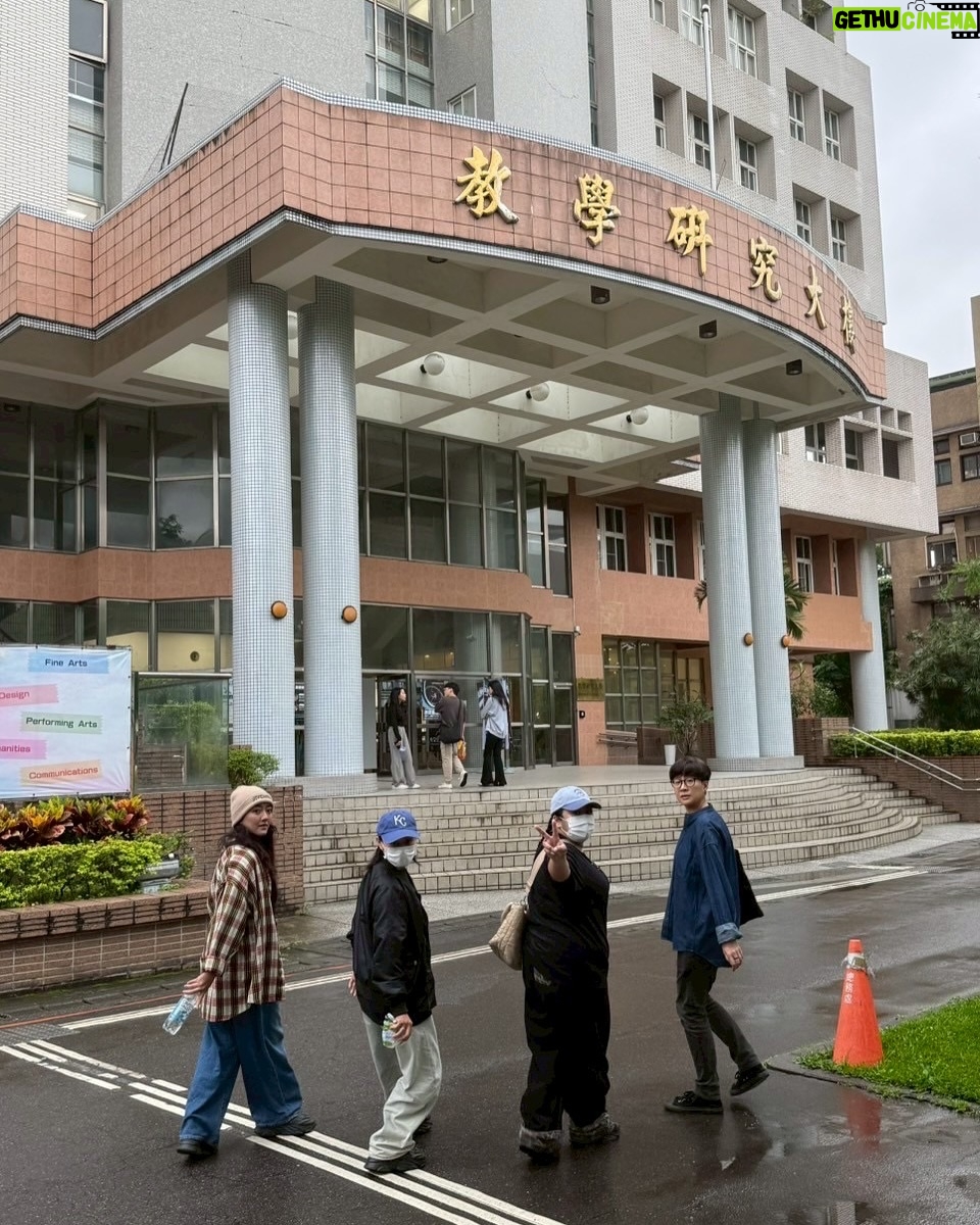 Abao - 3K Likes - 《那屋瓦作為音樂與休閒的文化廠牌》
謝謝台藝大原資中心與主任果葶的邀請
講座主題好愛剛好今年那屋瓦成立十年
可以跟不同族群的朋友分享自己在做的事
有原民同學、漢人朋友、馬來西亞的朋友
很開心可以面對面的跟大家聊天💬
謝謝原資中心的照顧跟去年早早的邀請😂🫶🏽
謝謝影片🎦 :超愛馬
/有個有印象的QA 分享給大家/
Q 原民品牌怎麼在商業上經營存活 ?
A
鼓勵廠牌合作的創作人保有自己正職的工作或學業,把音樂當作一個主要的副業來經營,音樂的工作會以主業為主來做行程調整,先有一份穩定的收入,音樂收入算是額外的零用錢,因為大家年紀都很輕可能未來也不一定要走音樂這行,先以不影響生計的方式一起體驗看看這個行業,之後再讓他們自己決定要維持斜槓或是全職音樂人。
因為大家都有固定的收入,所以可以有時間專心去累積作品跟演出前的訓練,或田調等等現在不賺錢,但對作品品質跟藝人想法建立很重要的事。演出頻率也可以按我跟大家身心狀態做調整,如果這個月想多寫歌那就專心寫歌,如果這個月有祭典要參加就避開演出,大概是這樣的節奏。
盡量維持大家平衡在一個好的狀態,狀態影響產出,不論是作品或是演出,好的表現就會吸引好的邀約,大概是建立這樣的循環。
#講座 #台藝大原資中心