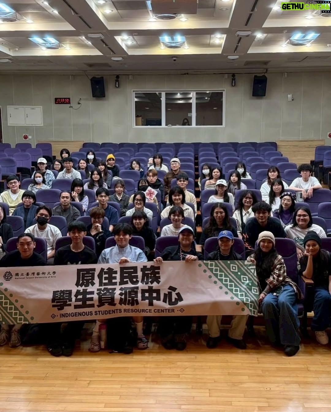 Abao - 3K Likes - 《那屋瓦作為音樂與休閒的文化廠牌》
謝謝台藝大原資中心與主任果葶的邀請
講座主題好愛剛好今年那屋瓦成立十年
可以跟不同族群的朋友分享自己在做的事
有原民同學、漢人朋友、馬來西亞的朋友
很開心可以面對面的跟大家聊天💬
謝謝原資中心的照顧跟去年早早的邀請😂🫶🏽
謝謝影片🎦 :超愛馬
/有個有印象的QA 分享給大家/
Q 原民品牌怎麼在商業上經營存活 ?
A
鼓勵廠牌合作的創作人保有自己正職的工作或學業,把音樂當作一個主要的副業來經營,音樂的工作會以主業為主來做行程調整,先有一份穩定的收入,音樂收入算是額外的零用錢,因為大家年紀都很輕可能未來也不一定要走音樂這行,先以不影響生計的方式一起體驗看看這個行業,之後再讓他們自己決定要維持斜槓或是全職音樂人。
因為大家都有固定的收入,所以可以有時間專心去累積作品跟演出前的訓練,或田調等等現在不賺錢,但對作品品質跟藝人想法建立很重要的事。演出頻率也可以按我跟大家身心狀態做調整,如果這個月想多寫歌那就專心寫歌,如果這個月有祭典要參加就避開演出,大概是這樣的節奏。
盡量維持大家平衡在一個好的狀態,狀態影響產出,不論是作品或是演出,好的表現就會吸引好的邀約,大概是建立這樣的循環。
#講座 #台藝大原資中心