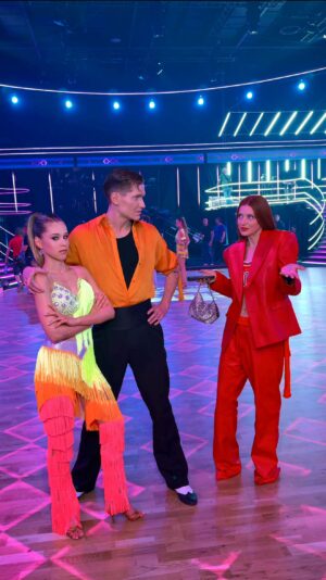 Ada Fijał Instagram - Oznaczcie kogoś z tańców ;) 

#tanieczgwiazdami #adafijał #jacekjeschke #mariajeleniewska #jeleniewska #agnieszkakaczorowska #joke #goodvibes