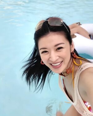 Adela Sou Instagram - 【⚠️ 418重啟模式ON📍天浪淘園！全球領先空中水上綠洲🏝️】

4月18日4月18日4月18日！
位於「澳門銀河」 @galaxymacau 最大戶外水上玩樂勝地—— #天浪淘園 盛大開園啦✨！ 凡入住度假城內任意一間酒店嘅賓客，即可專享無限暢玩！

🌐擁有全球最大嘅空中衝浪池，再次掀起1.5米巨「浪」🌊 長達575米空中激流，以及高達9米嘅滑水天梯，更有令人興奮嘅波濤與瀑布！除咗一系列令人腎上腺素飆升嘅水上活動外，150米白沙灘亦可輕鬆享受陽光與海灘☀️！一家大細都可盡情放電享樂，而戶外恆溫游泳池及按摩浴池亦全年無休，讓您隨時暢享水中歡樂🍸！

🏖️〔園內必拍〕

▫️空中衝浪池
全球最大的空中衝浪池，總面積達8,000平方米，能掀起高達1.5米巨浪！（每30分鐘有一次人造浪，時長約10分鐘）

▫️棕悅園白沙灘
以350噸白沙鋪成的人工沙灘，延綿150米海岸線，可容納1000位賓客！

▫️水上滾筒
透明水上滾筒設置在沙灘上，輕鬆刺激又玩，而且拍照非常出片，絕對要影相打卡！

🎢 〔刺激推介〕

▫️互動急流
長達575米，是全球最長的空中滑水道，途經噴泉、瀑布、可以休閒地欣賞高空美景！

▫️沖天激流
全澳首條隱藏在山洞的沖天激流，包括三條高9米的滑水天梯，其中一條更採用半透明設計，長達30米！

💡〔玩樂小Tips〕
🔻場內有提供毛巾、沐浴用品及儲物櫃
🔻天浪淘園僅限入住「澳門銀河」度假城內任意一間酒店的賓客專享無限暢玩
🔻夏日期間更設有DJ 現場打碟
🔻園內設有4個餐飲區：空中衝浪池休憩區、衝浪吧 Surf Bar、悅濤廊 Cabana、微風吧 Breeze Café

———————————————
📌 「天浪淘園」
⏰ 11:00 - 20:00
☎️ (853) 2888 0888
📍 「澳門銀河TM」綜合度假城 澳門路氹城

#澳門銀河天浪淘園 #來澳門銀河一起浪 #水上樂園 #澳門旅遊#澳門玩水 #澳門銀河 
#GalaxyMacau #GrandResortDeck #MakeWaves #MacauTravel #WaterFun