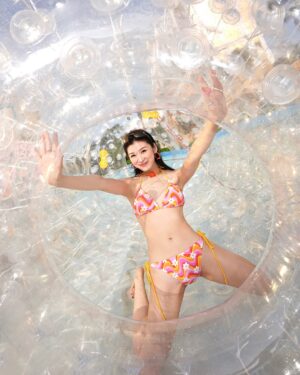 Adela Sou Instagram - 【⚠️ 418重啟模式ON📍天浪淘園！全球領先空中水上綠洲🏝️】

4月18日4月18日4月18日！
位於「澳門銀河」 @galaxymacau 最大戶外水上玩樂勝地—— #天浪淘園 盛大開園啦✨！ 凡入住度假城內任意一間酒店嘅賓客，即可專享無限暢玩！

🌐擁有全球最大嘅空中衝浪池，再次掀起1.5米巨「浪」🌊 長達575米空中激流，以及高達9米嘅滑水天梯，更有令人興奮嘅波濤與瀑布！除咗一系列令人腎上腺素飆升嘅水上活動外，150米白沙灘亦可輕鬆享受陽光與海灘☀️！一家大細都可盡情放電享樂，而戶外恆溫游泳池及按摩浴池亦全年無休，讓您隨時暢享水中歡樂🍸！

🏖️〔園內必拍〕

▫️空中衝浪池
全球最大的空中衝浪池，總面積達8,000平方米，能掀起高達1.5米巨浪！（每30分鐘有一次人造浪，時長約10分鐘）

▫️棕悅園白沙灘
以350噸白沙鋪成的人工沙灘，延綿150米海岸線，可容納1000位賓客！

▫️水上滾筒
透明水上滾筒設置在沙灘上，輕鬆刺激又玩，而且拍照非常出片，絕對要影相打卡！

🎢 〔刺激推介〕

▫️互動急流
長達575米，是全球最長的空中滑水道，途經噴泉、瀑布、可以休閒地欣賞高空美景！

▫️沖天激流
全澳首條隱藏在山洞的沖天激流，包括三條高9米的滑水天梯，其中一條更採用半透明設計，長達30米！

💡〔玩樂小Tips〕
🔻場內有提供毛巾、沐浴用品及儲物櫃
🔻天浪淘園僅限入住「澳門銀河」度假城內任意一間酒店的賓客專享無限暢玩
🔻夏日期間更設有DJ 現場打碟
🔻園內設有4個餐飲區：空中衝浪池休憩區、衝浪吧 Surf Bar、悅濤廊 Cabana、微風吧 Breeze Café

———————————————
📌 「天浪淘園」
⏰ 11:00 - 20:00
☎️ (853) 2888 0888
📍 「澳門銀河TM」綜合度假城 澳門路氹城

#澳門銀河天浪淘園 #來澳門銀河一起浪 #水上樂園 #澳門旅遊#澳門玩水 #澳門銀河 
#GalaxyMacau #GrandResortDeck #MakeWaves #MacauTravel #WaterFun