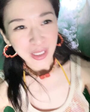 Adela Sou Instagram - 【⚠️ 418重啟模式ON📍天浪淘園！全球領先空中水上綠洲🏝️】

4月18日4月18日4月18日！
位於「澳門銀河」 @galaxymacau 最大戶外水上玩樂勝地—— #天浪淘園 盛大開園啦✨！ 凡入住度假城內任意一間酒店嘅賓客，即可專享無限暢玩！

🌐擁有全球最大嘅空中衝浪池，再次掀起1.5米巨「浪」🌊 長達575米空中激流，以及高達9米嘅滑水天梯，更有令人興奮嘅波濤與瀑布！除咗一系列令人腎上腺素飆升嘅水上活動外，150米白沙灘亦可輕鬆享受陽光與海灘☀️！一家大細都可盡情放電享樂，而戶外恆溫游泳池及按摩浴池亦全年無休，讓您隨時暢享水中歡樂🍸！

🏖️〔園內必拍〕

▫️空中衝浪池
全球最大的空中衝浪池，總面積達8,000平方米，能掀起高達1.5米巨浪！（每30分鐘有一次人造浪，時長約10分鐘）

▫️棕悅園白沙灘
以350噸白沙鋪成的人工沙灘，延綿150米海岸線，可容納1000位賓客！

▫️水上滾筒
透明水上滾筒設置在沙灘上，輕鬆刺激又玩，而且拍照非常出片，絕對要影相打卡！

🎢 〔刺激推介〕

▫️互動急流
長達575米，是全球最長的空中滑水道，途經噴泉、瀑布、可以休閒地欣賞高空美景！

▫️沖天激流
全澳首條隱藏在山洞的沖天激流，包括三條高9米的滑水天梯，其中一條更採用半透明設計，長達30米！

💡〔玩樂小Tips〕
🔻場內有提供毛巾、沐浴用品及儲物櫃
🔻天浪淘園僅限入住「澳門銀河」度假城內任意一間酒店的賓客專享無限暢玩
🔻夏日期間更設有DJ 現場打碟
🔻園內設有4個餐飲區：空中衝浪池休憩區、衝浪吧 Surf Bar、悅濤廊 Cabana、微風吧 Breeze Café

———————————————
📌 「天浪淘園」
⏰ 11:00 - 20:00
☎️ (853) 2888 0888
📍 「澳門銀河TM」綜合度假城 澳門路氹城

#澳門銀河天浪淘園 #來澳門銀河一起浪 #水上樂園 #澳門旅遊#澳門玩水 #澳門銀河 
#GalaxyMacau #GrandResortDeck #MakeWaves #MacauTravel #WaterFun