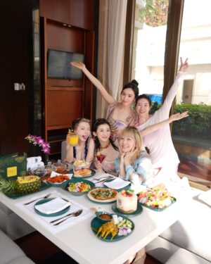 Adela Sou Instagram - 【⚠️ 418重啟模式ON📍天浪淘園！全球領先空中水上綠洲🏝️】

4月18日4月18日4月18日！
位於「澳門銀河」 @galaxymacau 最大戶外水上玩樂勝地—— #天浪淘園 盛大開園啦✨！ 凡入住度假城內任意一間酒店嘅賓客，即可專享無限暢玩！

🌐擁有全球最大嘅空中衝浪池，再次掀起1.5米巨「浪」🌊 長達575米空中激流，以及高達9米嘅滑水天梯，更有令人興奮嘅波濤與瀑布！除咗一系列令人腎上腺素飆升嘅水上活動外，150米白沙灘亦可輕鬆享受陽光與海灘☀️！一家大細都可盡情放電享樂，而戶外恆溫游泳池及按摩浴池亦全年無休，讓您隨時暢享水中歡樂🍸！

🏖️〔園內必拍〕

▫️空中衝浪池
全球最大的空中衝浪池，總面積達8,000平方米，能掀起高達1.5米巨浪！（每30分鐘有一次人造浪，時長約10分鐘）

▫️棕悅園白沙灘
以350噸白沙鋪成的人工沙灘，延綿150米海岸線，可容納1000位賓客！

▫️水上滾筒
透明水上滾筒設置在沙灘上，輕鬆刺激又玩，而且拍照非常出片，絕對要影相打卡！

🎢 〔刺激推介〕

▫️互動急流
長達575米，是全球最長的空中滑水道，途經噴泉、瀑布、可以休閒地欣賞高空美景！

▫️沖天激流
全澳首條隱藏在山洞的沖天激流，包括三條高9米的滑水天梯，其中一條更採用半透明設計，長達30米！

💡〔玩樂小Tips〕
🔻場內有提供毛巾、沐浴用品及儲物櫃
🔻天浪淘園僅限入住「澳門銀河」度假城內任意一間酒店的賓客專享無限暢玩
🔻夏日期間更設有DJ 現場打碟
🔻園內設有4個餐飲區：空中衝浪池休憩區、衝浪吧 Surf Bar、悅濤廊 Cabana、微風吧 Breeze Café

———————————————
📌 「天浪淘園」
⏰ 11:00 - 20:00
☎️ (853) 2888 0888
📍 「澳門銀河TM」綜合度假城 澳門路氹城

#澳門銀河天浪淘園 #來澳門銀河一起浪 #水上樂園 #澳門旅遊#澳門玩水 #澳門銀河 
#GalaxyMacau #GrandResortDeck #MakeWaves #MacauTravel #WaterFun