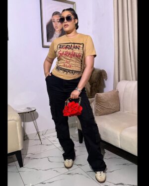 Adunni Ade Instagram - Yesterdays Vibes to the World premiere of TÒKUNBÒ produced by @chrisodeh and directed by @ramseynouah with my boys @dmanyoung @youngest_inthehouse 
It was all about the fast and trendy vibes! Right up my alley!!
Showing on Netflix @naijaonnetflix Aug 23rd!!! You don’t wanna miss it!!!!
Hair @hairbyaneesha 
Mua @makeupbyridahh