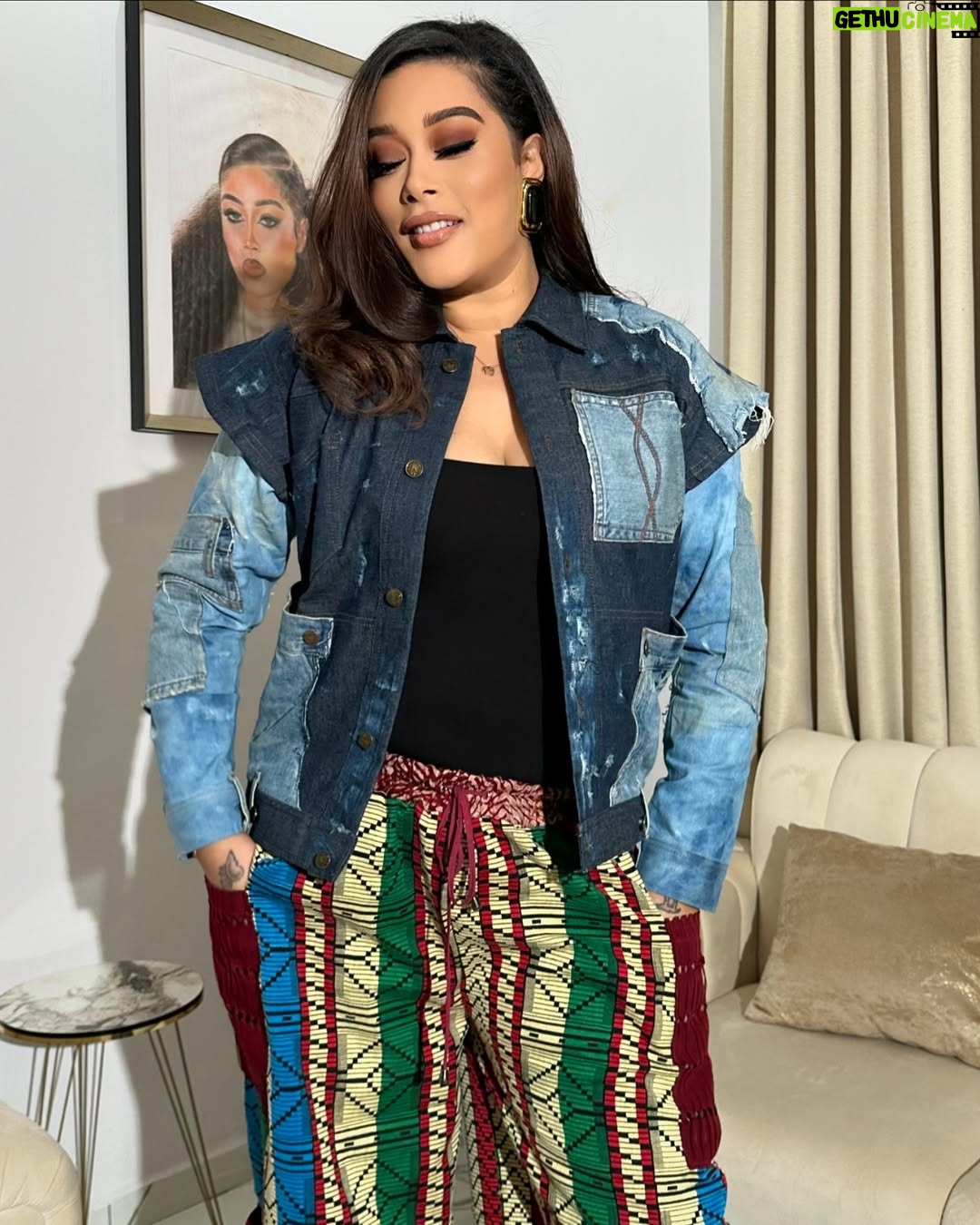 Adunni Ade - 29.3K Likes - All about QUEEN LATEEFAH yesterday! Congratulations @wumitoriola 🤍🤍 fantastic job!!!! September 27th!!! In all cinemas!
MUA @makeupbyridahh
Hair stylist @hairbyaneesha
Pants @atuchewoman
Denim jacket @i_am_simeni
