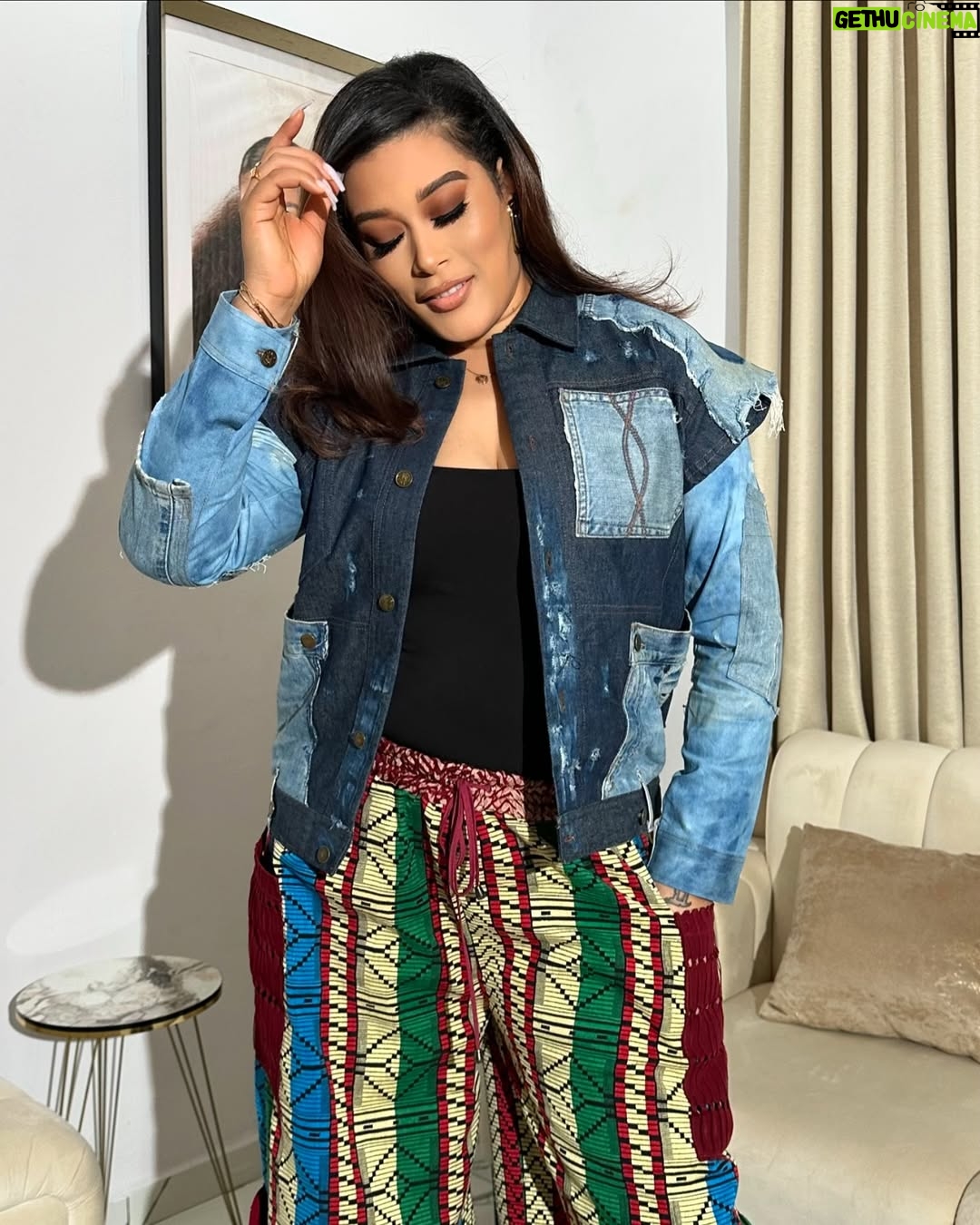 Adunni Ade - 29.3K Likes - All about QUEEN LATEEFAH yesterday! Congratulations @wumitoriola 🤍🤍 fantastic job!!!! September 27th!!! In all cinemas!
MUA @makeupbyridahh
Hair stylist @hairbyaneesha
Pants @atuchewoman
Denim jacket @i_am_simeni