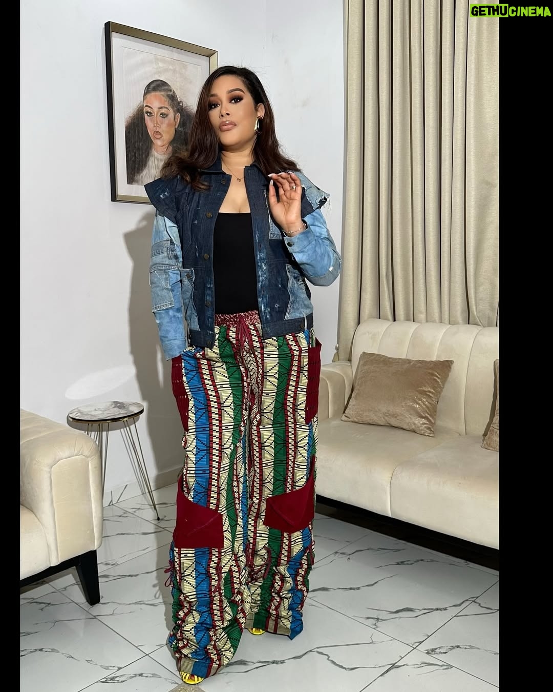 Adunni Ade - 29.3K Likes - All about QUEEN LATEEFAH yesterday! Congratulations @wumitoriola 🤍🤍 fantastic job!!!! September 27th!!! In all cinemas!
MUA @makeupbyridahh
Hair stylist @hairbyaneesha
Pants @atuchewoman
Denim jacket @i_am_simeni