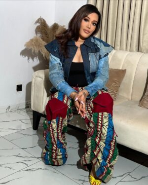 Adunni Ade Instagram - All about QUEEN LATEEFAH yesterday! Congratulations @wumitoriola 🤍🤍 fantastic job!!!! September 27th!!! In all cinemas!
MUA @makeupbyridahh 
Hair stylist @hairbyaneesha 
Pants @atuchewoman 
Denim jacket @i_am_simeni