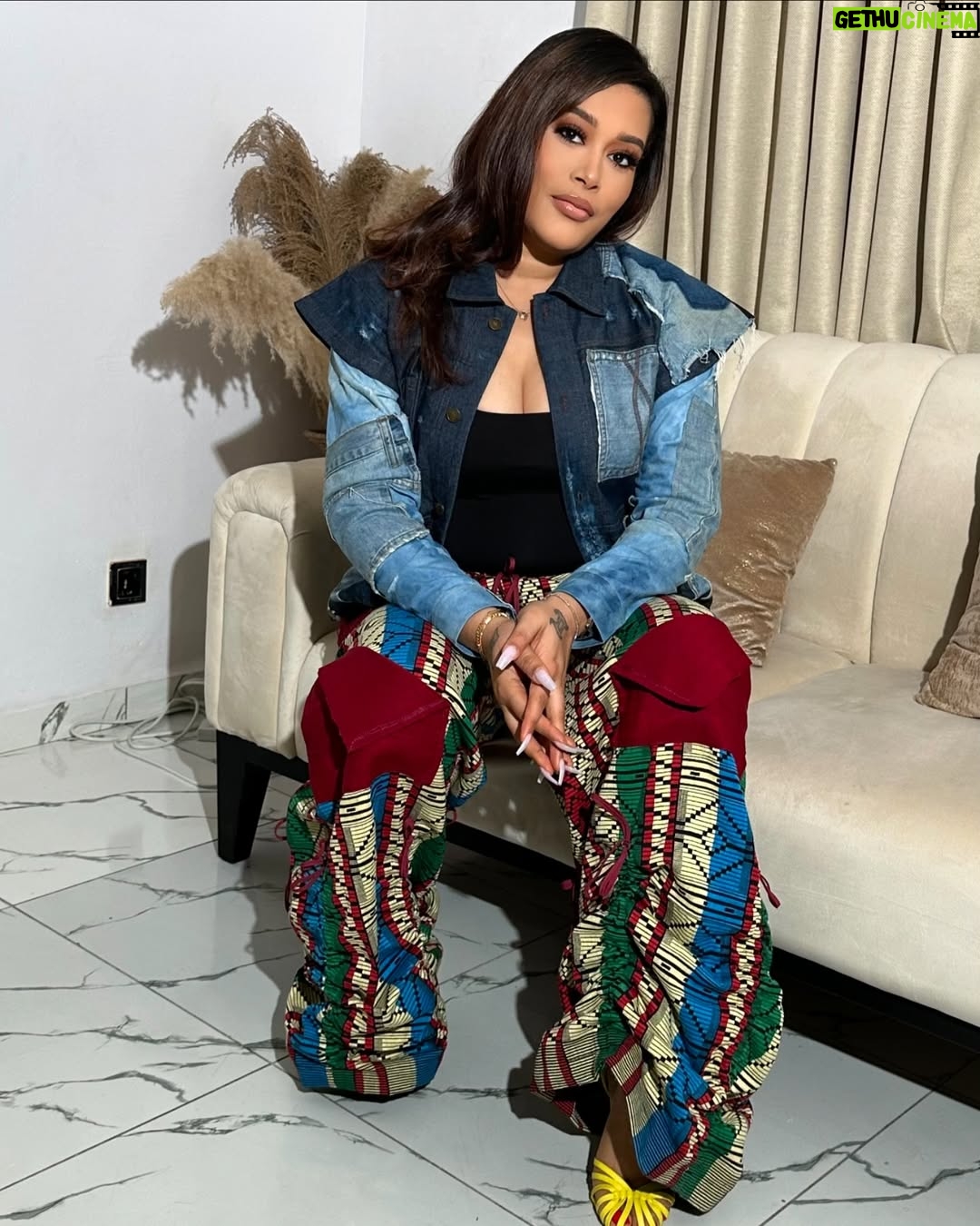 Adunni Ade - 29.3K Likes - All about QUEEN LATEEFAH yesterday! Congratulations @wumitoriola 🤍🤍 fantastic job!!!! September 27th!!! In all cinemas!
MUA @makeupbyridahh
Hair stylist @hairbyaneesha
Pants @atuchewoman
Denim jacket @i_am_simeni
