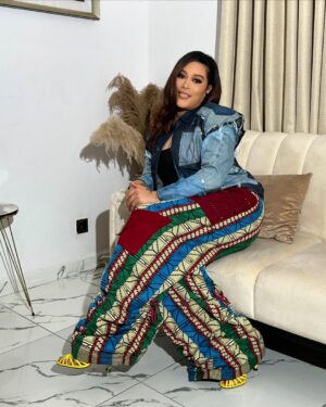 Adunni Ade Instagram - All about QUEEN LATEEFAH yesterday! Congratulations @wumitoriola 🤍🤍 fantastic job!!!! September 27th!!! In all cinemas!
MUA @makeupbyridahh 
Hair stylist @hairbyaneesha 
Pants @atuchewoman 
Denim jacket @i_am_simeni