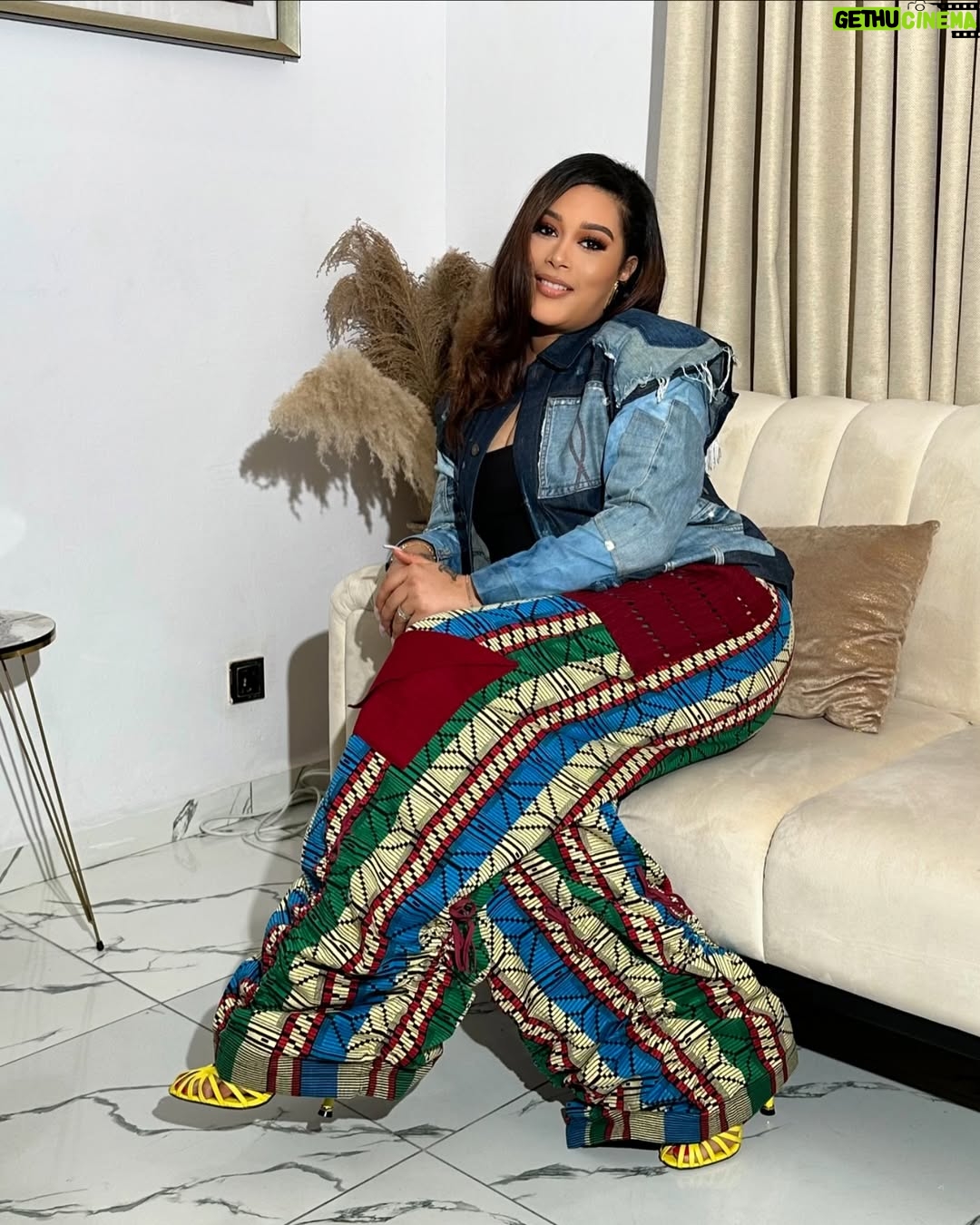 Adunni Ade - 29.3K Likes - All about QUEEN LATEEFAH yesterday! Congratulations @wumitoriola 🤍🤍 fantastic job!!!! September 27th!!! In all cinemas!
MUA @makeupbyridahh
Hair stylist @hairbyaneesha
Pants @atuchewoman
Denim jacket @i_am_simeni