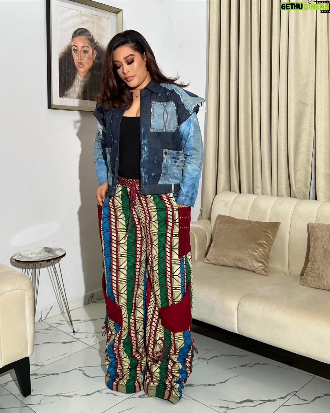 Adunni Ade - 29.3K Likes - All about QUEEN LATEEFAH yesterday! Congratulations @wumitoriola 🤍🤍 fantastic job!!!! September 27th!!! In all cinemas!
MUA @makeupbyridahh
Hair stylist @hairbyaneesha
Pants @atuchewoman
Denim jacket @i_am_simeni