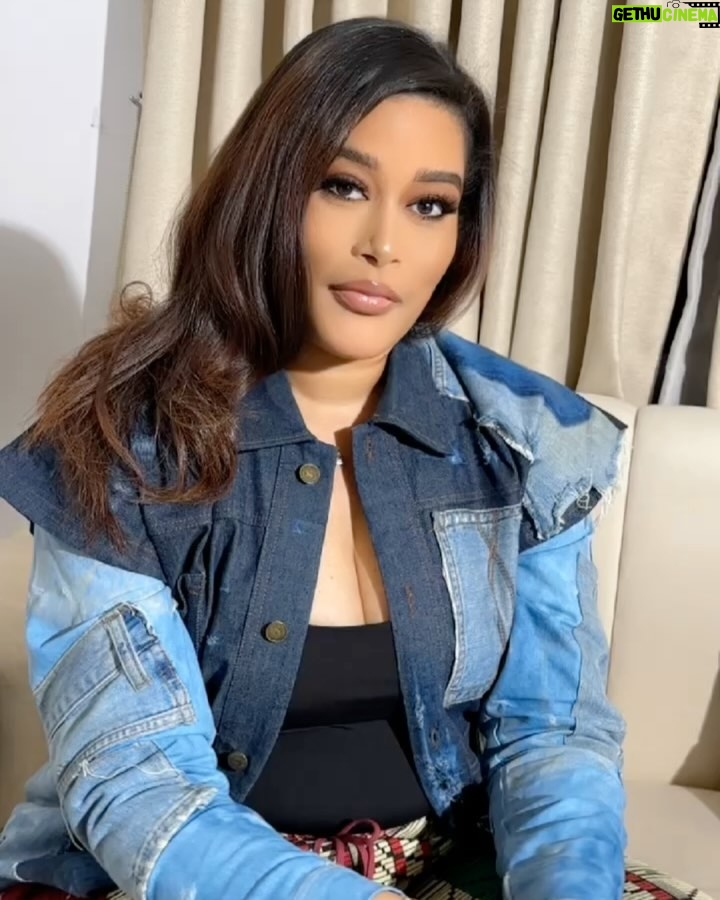 Adunni Ade - 29.3K Likes - All about QUEEN LATEEFAH yesterday! Congratulations @wumitoriola 🤍🤍 fantastic job!!!! September 27th!!! In all cinemas!
MUA @makeupbyridahh
Hair stylist @hairbyaneesha
Pants @atuchewoman
Denim jacket @i_am_simeni