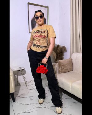 Adunni Ade Instagram - Yesterdays Vibes to the World premiere of TÒKUNBÒ produced by @chrisodeh and directed by @ramseynouah with my boys @dmanyoung @youngest_inthehouse 
It was all about the fast and trendy vibes! Right up my alley!!
Showing on Netflix @naijaonnetflix Aug 23rd!!! You don’t wanna miss it!!!!
Hair @hairbyaneesha 
Mua @makeupbyridahh