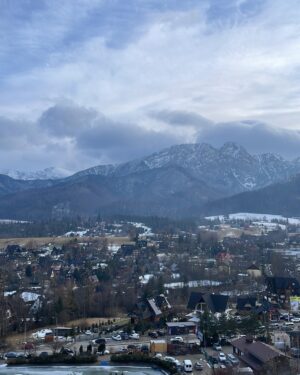 Agnieszka Dygant Instagram - A może by tak rzucić to wszystko i Góralką zostać! 😉 #zakopane #winter #ski #pierogizjagodami #spa #krupówki #actress