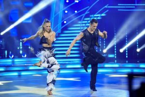 Agnieszka Kaczorowska Instagram - To był mocny finał @tanieczgwiazdami 🔥

Od początku było wiadomo, że ta ostatnia prosta to będzie mecz między światem kabaretu, światem tik-toka/internetu i światem teatru, aktorstwa, sztuki… Każdy miał swoją wyjątkową publiczność. Każdy miał swoje mocne strony. Każdy prezentował się na wysokim poziomie. Zająć miejsce pierwsze mogła tylko jedna para. To są fakty. 

Choć liczby mówiły same za siebie to do końca wierzyliśmy z @filipgurlacz_official i daliśmy z siebie absolutnego maksa, aby spróbować zawalczyć o kryształową kulę. 
Chcę jednak napisać to co najważniejsze… to dzięki WAM  #paranumer8 miała niezwykłą moc!! To Wy dmuchaliście co tydzień w nasze skrzydła! To Wy dając nam tak piękne słowa, komentarze, motywowaliście do dalszego tworzenia. To Wasze wzruszone serca, przy każdym zwątpieniu, pchały do dalszego treningu. To dzięki Wam znaleźliśmy się w finale! To dla Was to robiliśmy! 🥹🥹🥹

Jesteśmy absolutnie poruszeni tym co piszecie teraz… poprzez te tysiące wiadomości i komentarzy „dla nas jesteście zwycięzcami”, „dla nas wygraliście” , wręczacie nam KRYSZTAŁOWĄ KULĘ, nie tę która stoi na półce, a tę która ma swoje ważne miejsce w naszych sercach. Jesteśmy absolutnie dumni z wykonanej pracy. Jesteśmy szczęśliwi, że znów mogliśmy dać Wam mnóstwo emocji. Jesteśmy poruszeni ilością wsparcia która do nas napływa.
Słowo „dziękujemy” jest za małe. Chcieliśmy w tym finale podziękować Wam tańcem, bo taniec wyraża więcej niż tysiąc słów. 🥹

@jeleniewska @jacekjeschke gratulacje zwycięstwa, od samego początku do końca edycji byliście świetni tanecznie. Marysiu, cieszę się że spełniłaś swoje taneczne marzenia! 

@adriannaborek @albert_kosinski_5 jesteście ludźmi o pięknych sercach… Aduś, Ty wiesz co wygrałaś dla siebie tym programem! Jesteś niesamowitą kobietą❤️

Czuję dziś ogromną wdzięczność, bo moja praca trenerska, taneczna, choreograficzna nigdy tak mocno nie została doceniona jak w ostatnich miesiącach.
Dziękuję @polsatofficial za tę możliwość i za to że tak ciepło z otwartymi ramionami przyjęliście mnie z powrotem.
Czuję dziś też smutek, bo ta piękna przygoda w którą włożyliśmy całe serca właśnie się skończyła…😢

Teraz zostaną wspomnienia…🥹
#paranumer8