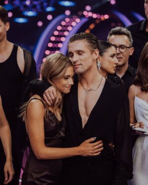 Agnieszka Kaczorowska Instagram - Misiu Pysiu Kolorowy…

@filipgurlacz_official zacząłeś od zera mając ogromne predyspozycje. Tylko ta ilość katorżniczej pracy, którą włożyłeś w taneczny trening mogła Cię doprowadzić do tego miejsca. Wiele godzin uczciwej pracy na sali, walka ze swoimi słabościami, przekraczanie granic i ciągle wyżej zawieszona poprzeczka… tylko my wiemy ile krwi, potu i łez zostało na tej treningowej sali. Mężczyźni mają dużo trudniej w tym programie, a Ty wspiąłeś się na poziom, który i mi czasem zbierał szczękę z podłogi…tak jak powiedziałam po finale, uważam że byłeś jak na razie najlepiej tańczącym mężczyzną w historii tego programu... bądź z siebie dumny! Ja jestem bardzo. 🥹
Ponadto cieszę się, że akurat z Tobą mogłam stworzyć taneczny świat, na którym zawsze tak bardzo mi zależy. Dla mnie taniec poza sportem jest przede wszystkim sztuką. Dziękuję, że dałeś swoją wrażliwość, serce, emocje, doświadczenia, na których mogliśmy oprzeć taneczne historie.
Dziękuję, że otworzyłeś się przede mną. Dziękuję, że w rezultacie RAZEM to wszystko kreowaliśmy i mieliśmy piękne artystyczne momenty. Dziękuję za teatr tańca który tworzyliśmy razem na parkiecie.🙏

Już Ci to mówiłam, ale niech świat to jeszcze przeczyta… jesteś absolutnie pięknym człowiekiem nie tylko na zewnątrz ale i od środka!
Stworzyliśmy niezwykły team, który współpracował jak najlepsza światowa drużyna. Dziękuję za całe wsparcie, które sobie dawaliśmy. Dziękuję za nasze kawy, obiady i Twoje wafelki (których miałeś nie jeść w trakcie😂). Dziękuję za rozmowy na różne światopoglądowe tematy, gdzie się często nie zgadzaliśmy, ale inspirowaliśmy się wzajemnie. Dziękuję za Twoje parodie mnie, które umocniły mój dystans do siebie. Dziękuję za mocne mięśnie brzucha, które mam od śmiechu przy Tobie (a śmiałam się tak dużo jak nigdy w życiu🥹). Dziękuję za sportowego ducha, który zawsze walczy DO KOŃCA!💪🏻

Praca z Tobą to była wielka przyjemność. 
A powrót na parkiet @tanieczgwiazdami okazał się przepiękny… 
Czas z Tobą mnie zmienił. Zmienił wiele w moim życiu. Jestem za to wdzięczna. Bardzo.

Ja tez bede tęsknić… za mocą #paranumer8 !

🥹🥹🥹
📸 @magya_photography