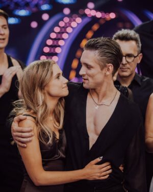 Agnieszka Kaczorowska Instagram - Misiu Pysiu Kolorowy…

@filipgurlacz_official zacząłeś od zera mając ogromne predyspozycje. Tylko ta ilość katorżniczej pracy, którą włożyłeś w taneczny trening mogła Cię doprowadzić do tego miejsca. Wiele godzin uczciwej pracy na sali, walka ze swoimi słabościami, przekraczanie granic i ciągle wyżej zawieszona poprzeczka… tylko my wiemy ile krwi, potu i łez zostało na tej treningowej sali. Mężczyźni mają dużo trudniej w tym programie, a Ty wspiąłeś się na poziom, który i mi czasem zbierał szczękę z podłogi…tak jak powiedziałam po finale, uważam że byłeś jak na razie najlepiej tańczącym mężczyzną w historii tego programu... bądź z siebie dumny! Ja jestem bardzo. 🥹
Ponadto cieszę się, że akurat z Tobą mogłam stworzyć taneczny świat, na którym zawsze tak bardzo mi zależy. Dla mnie taniec poza sportem jest przede wszystkim sztuką. Dziękuję, że dałeś swoją wrażliwość, serce, emocje, doświadczenia, na których mogliśmy oprzeć taneczne historie.
Dziękuję, że otworzyłeś się przede mną. Dziękuję, że w rezultacie RAZEM to wszystko kreowaliśmy i mieliśmy piękne artystyczne momenty. Dziękuję za teatr tańca który tworzyliśmy razem na parkiecie.🙏

Już Ci to mówiłam, ale niech świat to jeszcze przeczyta… jesteś absolutnie pięknym człowiekiem nie tylko na zewnątrz ale i od środka!
Stworzyliśmy niezwykły team, który współpracował jak najlepsza światowa drużyna. Dziękuję za całe wsparcie, które sobie dawaliśmy. Dziękuję za nasze kawy, obiady i Twoje wafelki (których miałeś nie jeść w trakcie😂). Dziękuję za rozmowy na różne światopoglądowe tematy, gdzie się często nie zgadzaliśmy, ale inspirowaliśmy się wzajemnie. Dziękuję za Twoje parodie mnie, które umocniły mój dystans do siebie. Dziękuję za mocne mięśnie brzucha, które mam od śmiechu przy Tobie (a śmiałam się tak dużo jak nigdy w życiu🥹). Dziękuję za sportowego ducha, który zawsze walczy DO KOŃCA!💪🏻

Praca z Tobą to była wielka przyjemność. 
A powrót na parkiet @tanieczgwiazdami okazał się przepiękny… 
Czas z Tobą mnie zmienił. Zmienił wiele w moim życiu. Jestem za to wdzięczna. Bardzo.

Ja tez bede tęsknić… za mocą #paranumer8 !

🥹🥹🥹
📸 @magya_photography