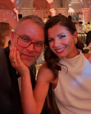 Agnieszka Sienkiewicz Instagram - Wszystko u mnie ostatnio z opóźnieniem więc dopiero dziś wrzucam zdjęcia z balu @fundacjatvn ! 
@agatawojtkiewicz dziękuję za tę zjawiskową suknie! Jesteś przezdolna!!! 

make up @damiandudamakeup 

włosy @mariusz.dyczkowski.hair 

torebka @roseshuecom