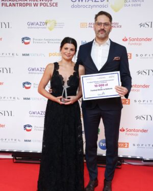 Agnieszka Sienkiewicz Instagram - Wczorajszy wieczór był dla mnie i piękny i trudny. Odbierając nagrodę @gwiazdydobroczynnosci za działalność z @fundacjaslonienabalkonie mówiłam o zaburzeniach psychicznych wśród dzieci, o rosnącej liczbie dzieci, które odbierają sobie życie , o higienie zdrowia psychicznego i o  tym jak ważny jest czas reakcji i dostęp do pomocy psychiatrycznej i psychologicznej. 
Gratuluję wszystkim nagrodzonym Koleżankom i Kolegom 👏👏👏👏 
A najbardziej dziękuję @fundacjaslonienabalkonie za to co robicie, i że mogę być tego częścią!!! 

@mrsdrama.pl dziękuję za przepiękną suknie !!!!