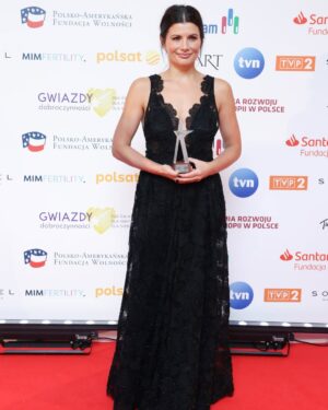 Agnieszka Sienkiewicz Instagram - Wczorajszy wieczór był dla mnie i piękny i trudny. Odbierając nagrodę @gwiazdydobroczynnosci za działalność z @fundacjaslonienabalkonie mówiłam o zaburzeniach psychicznych wśród dzieci, o rosnącej liczbie dzieci, które odbierają sobie życie , o higienie zdrowia psychicznego i o  tym jak ważny jest czas reakcji i dostęp do pomocy psychiatrycznej i psychologicznej. 
Gratuluję wszystkim nagrodzonym Koleżankom i Kolegom 👏👏👏👏 
A najbardziej dziękuję @fundacjaslonienabalkonie za to co robicie, i że mogę być tego częścią!!! 

@mrsdrama.pl dziękuję za przepiękną suknie !!!!