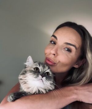 Agnieszka Włodarczyk Instagram - Zwierzęta nigdy nie pytają, kim jesteś, ile masz na koncie, w jakim jesteś nastroju. Kochają i uczą nas kochać.

Każde z nich-towarzysz z dzieciństwa, ten uratowany z ulicy, czy ten, który zasypia przy Tobie co wieczór, zostawia ślad. Niewidoczny dla oka, ale wyczuwalny dla duszy.

Bo miłość do zwierząt to coś więcej niż wspólne spacery, karmienie, głaskanie. To czułość w spojrzeniu, zaufanie w milczeniu i lojalność, jakiej często nie doświadczamy nawet między ludźmi.

Dają nam wszystko, nie oczekując niczego poza obecnością.
No i może dobrym jedzonkiem😉

Może właśnie dlatego ich miłość jest tak czysta. I tak boli, kiedy odchodzą.
Ale nawet wtedy zostają w sercu.

A Wy?
Dorastaliście ze zwierzętami?
A jeśli nie to czy Wam ich brakowało?
Macie je dziś?
A może marzycie, by Wasze dzieci mogły dorastać z przyjacielem obok?

#zwierzęta #kochamzwierzęta #przyjacielnażycie #pies #kot #miłośćdozwierząt #animals #animallovers #petlove #doglovers #catlovers #petstagram #petsofinstagram #dogsofinstagram #catsofinstagram #loveanimals #animalcompassion #petsarefamily