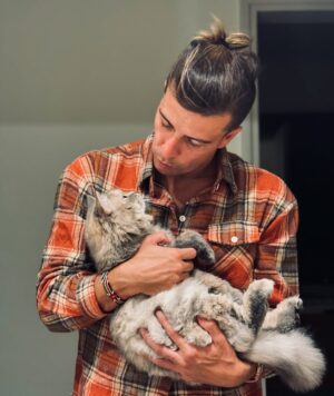 Agnieszka Włodarczyk Instagram - Zwierzęta nigdy nie pytają, kim jesteś, ile masz na koncie, w jakim jesteś nastroju. Kochają i uczą nas kochać.

Każde z nich-towarzysz z dzieciństwa, ten uratowany z ulicy, czy ten, który zasypia przy Tobie co wieczór, zostawia ślad. Niewidoczny dla oka, ale wyczuwalny dla duszy.

Bo miłość do zwierząt to coś więcej niż wspólne spacery, karmienie, głaskanie. To czułość w spojrzeniu, zaufanie w milczeniu i lojalność, jakiej często nie doświadczamy nawet między ludźmi.

Dają nam wszystko, nie oczekując niczego poza obecnością.
No i może dobrym jedzonkiem😉

Może właśnie dlatego ich miłość jest tak czysta. I tak boli, kiedy odchodzą.
Ale nawet wtedy zostają w sercu.

A Wy?
Dorastaliście ze zwierzętami?
A jeśli nie to czy Wam ich brakowało?
Macie je dziś?
A może marzycie, by Wasze dzieci mogły dorastać z przyjacielem obok?

#zwierzęta #kochamzwierzęta #przyjacielnażycie #pies #kot #miłośćdozwierząt #animals #animallovers #petlove #doglovers #catlovers #petstagram #petsofinstagram #dogsofinstagram #catsofinstagram #loveanimals #animalcompassion #petsarefamily
