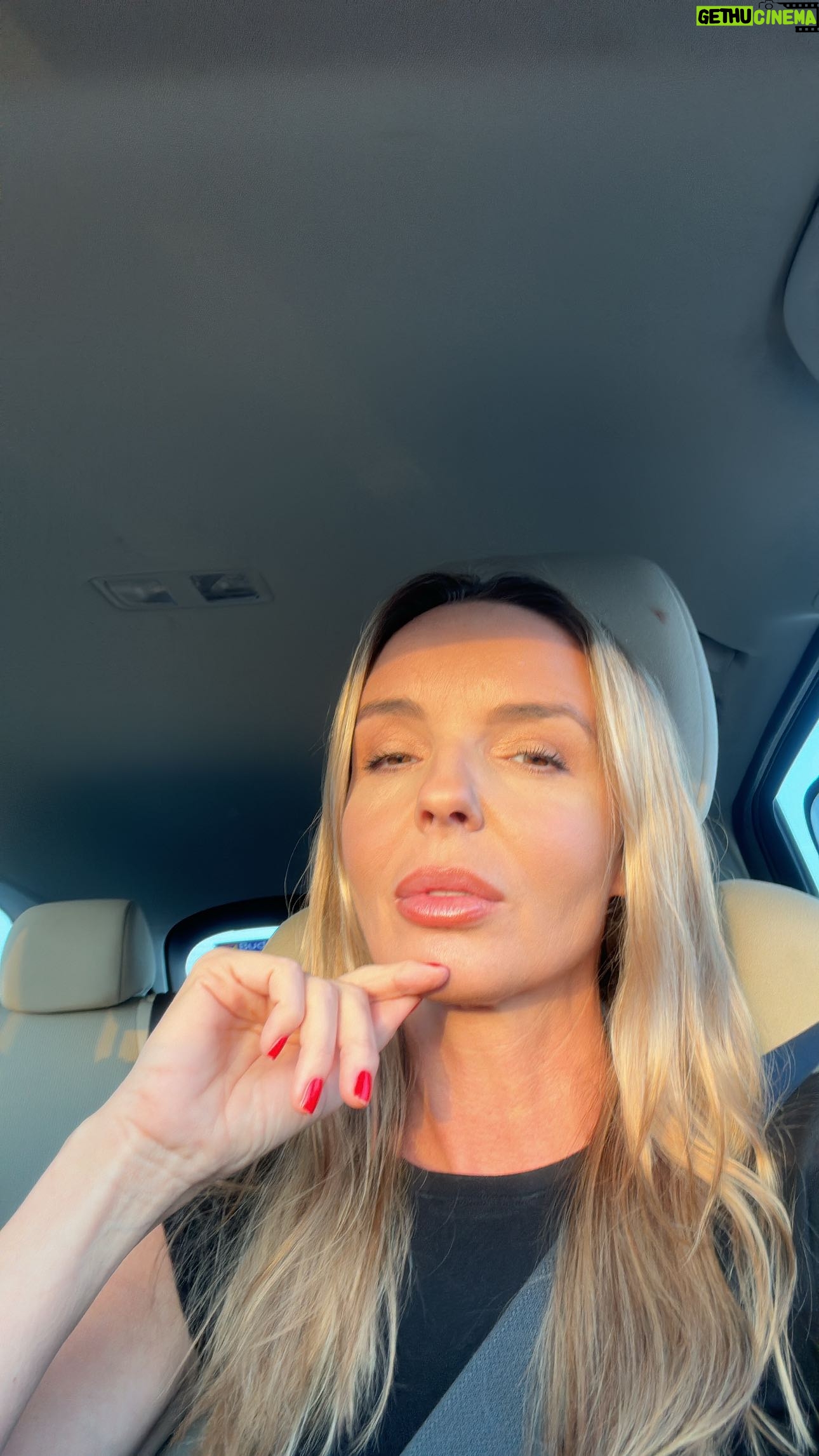 Agnieszka Włodarczyk - 2.1K Likes - Po czterdziestce, twarz rano wygląda jakby spała… na pralce, w trakcie wirowania🤦♀️
Moja dochodzi do siebie mniej więcej przed pójściem spać, a Wasza?😂
#ktośmizhakowałtwarz#relatable #funnyvideo #morningmood #truestory
#over40 #faceafter40 #morningface #kobietapo40 #mamapo40 #kobietapo40
#hakernatwarzy #porannaawaria #czyjatwarz #wtfmirror #weekend