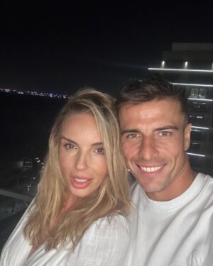 Agnieszka Włodarczyk Instagram - Dziś mamy luźny wieczór, więc… pytajcie o co chcecie!
Związek, treningi, życie, głupoty🤪 lecimy z tym!
A tak z ciekawości-kto u Was pierwszy przeprasza po kłótni?😈😂

#AskUs #CoupleQandA #WieczórZPytaniami #CoupleTime #LoveTalk #TeamUs #OpenEvening #AskMeAnything #ZwiązkowyWieczór #ChillWithUs