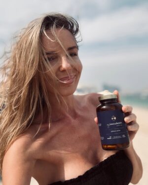 Agnieszka Włodarczyk Instagram - Czy zwykła suplementacja kolagenem wystarczy? 🤔💊

Nie każdy kolagen działa tak samo! MyBestCollaGEN to więcej niż standardowy kolagen – to zaawansowana formuła, która wspiera skórę, włosy i stawy dzięki wyjątkowemu połączeniu składników:

💙 4 rodzaje kolagenu morskiego – maksymalna biodostępność i skuteczność
💧 Kwas hialuronowy – intensywne nawilżenie i elastyczność skóry
🛡 Koenzym Q10 & astaksantyna – silna ochrona przed wolnymi rodnikami i starzeniem
✨ Cynk, biotyna, skrzyp polny – dla mocnych włosów i paznokci
🍊 Witamina C – niezbędna do produkcji kolagenu 

Macie ode mnie kod rabatowy Agnieszka25 i -25 % na wszystko przez cały MIESIĄC💪

A Ty? Stosujesz kolagen? Jakie efekty zauważyłeś? Podziel się swoimi doświadczeniami😉

#reklama #kolagen #suplementacja #zdrowaskóra #antiaging #piękno #skincare #zdrowie