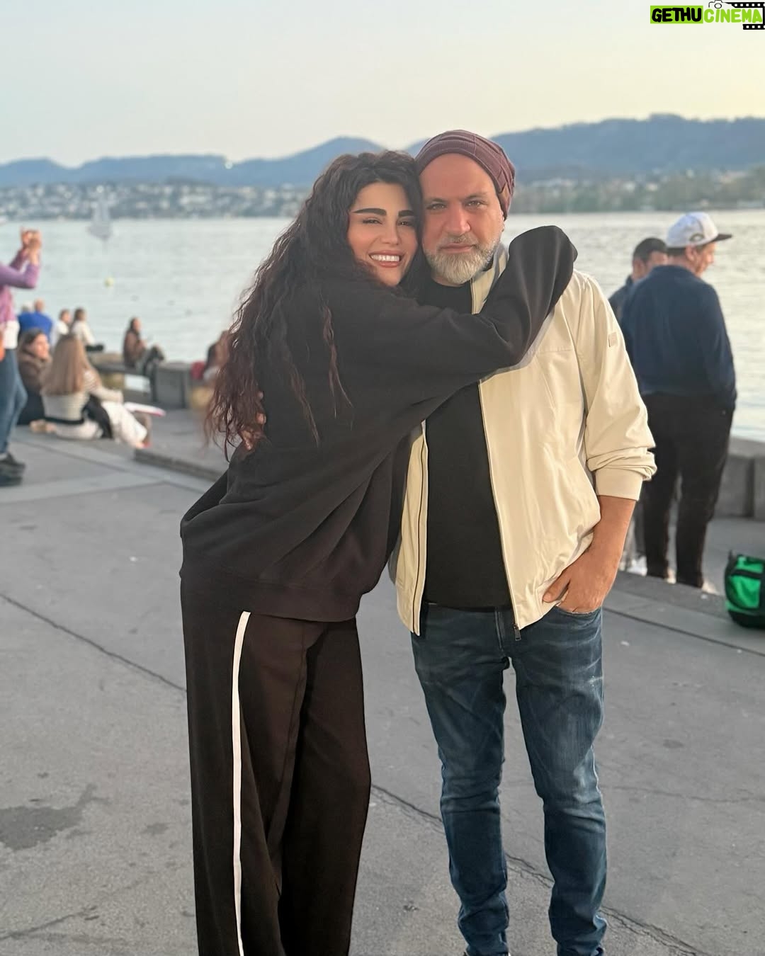 Ahllam - 149.1K Likes - بماند به يادگار از كنسرتِ سوييسِ شهرِ زيباىِ زوريخ ، عكس اول هم با سهيل جونم گذاشتم كه پدرِ همه ى ما بچه ى هاىِ EMH
هستن و ما همه عاشقشيم