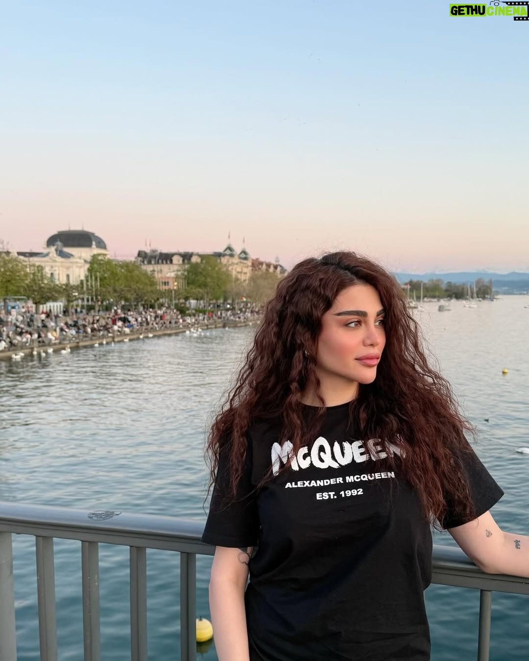 Ahllam - 149.1K Likes - بماند به يادگار از كنسرتِ سوييسِ شهرِ زيباىِ زوريخ ، عكس اول هم با سهيل جونم گذاشتم كه پدرِ همه ى ما بچه ى هاىِ EMH
هستن و ما همه عاشقشيم