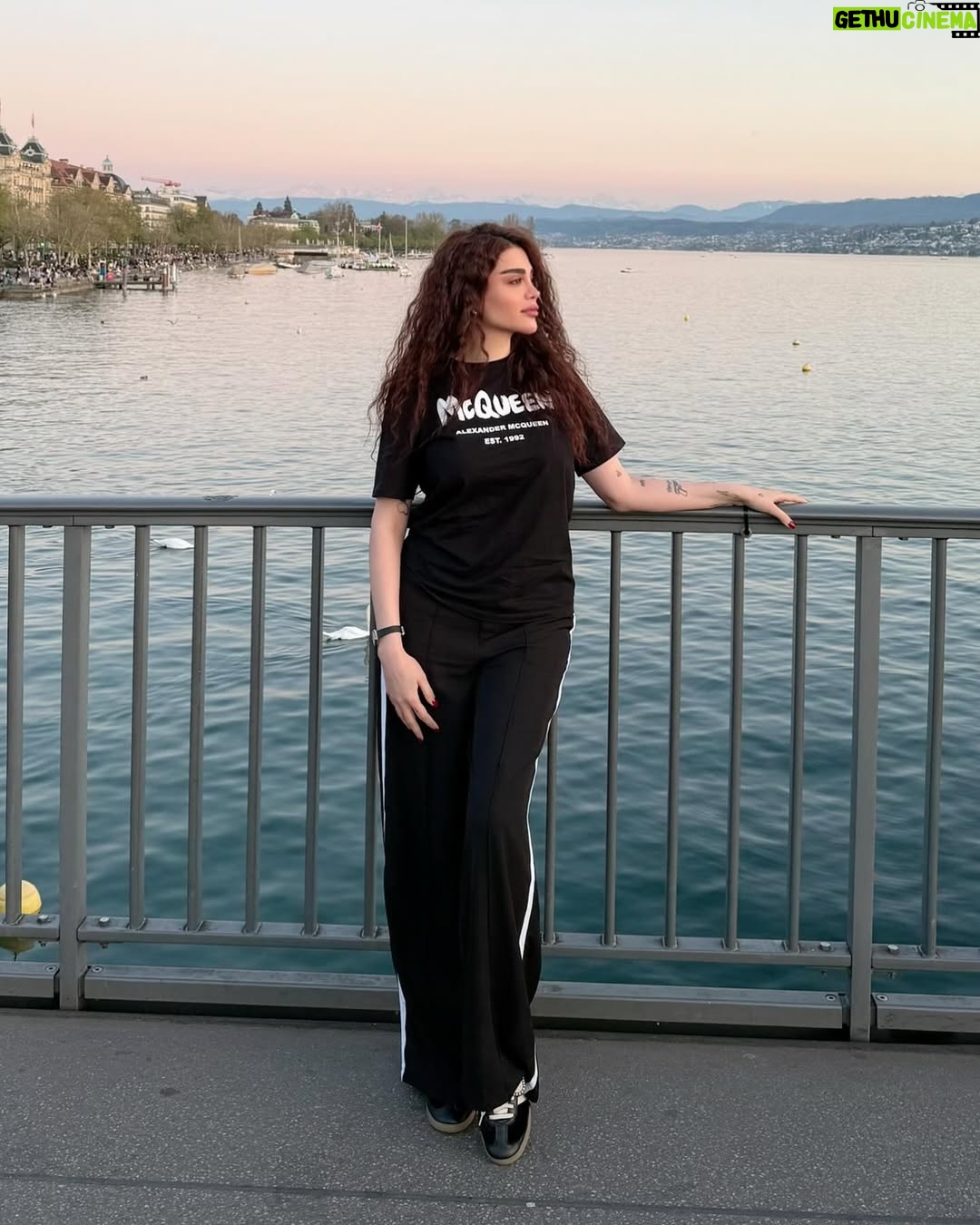 Ahllam - 149.1K Likes - بماند به يادگار از كنسرتِ سوييسِ شهرِ زيباىِ زوريخ ، عكس اول هم با سهيل جونم گذاشتم كه پدرِ همه ى ما بچه ى هاىِ EMH
هستن و ما همه عاشقشيم