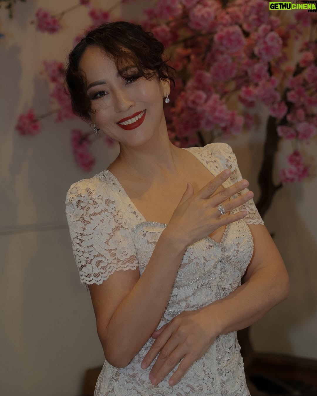 Aigul Imanbaeva - 70.1K Likes - Кеш жарық достар!
Ия, осыдан 2 күн бұрын менің жеке өмірімдегі үлкен жаңалығыммен бөліскен болатынмын.
Әр әйел бақытты болуға лайықты, Жаратушыма алғысым шексіз.
Маған бақыт тілеп, мен үшін қуанған, тілекші болған жандарға, баршаңызға алғысым шексіз. Менде сіздердің амандықтарыңызды, бақыттарыңызды тіледім.