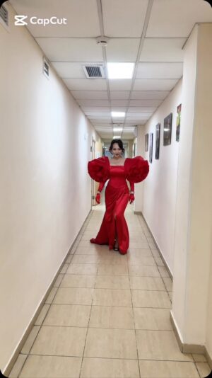 Aigul Imanbaeva Instagram - Баршаңызға кеш жарық! 
20 жылдық тарихы бар “ӘН МЕН ӘНШІ”  студенттік шақтан бірге келе жатқан Достарымыздың басын қосатын  әдемі концерт! 
Сондай кештерде осылай еркелеп видео түсіріп қоямыз🥰
#әнменәнші
көйлегім @arunaz_atelier 
 @nazym_arunaz