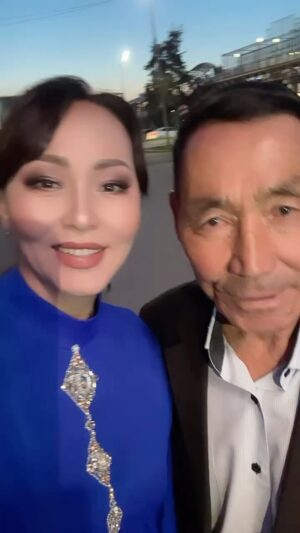Aigul Imanbaeva Instagram - Өмір барда өлім хақ😭.Менің бір қанатым 
ӘКЕМ ЖӘРДЕМӘЛИЕВ (Иманбаев)СЕРІКҚҰЛ СИБҒАТҰЛЫНЫҢ өмірден озды.Жамбасы  бүгін жерге тиді😭😭😭 .Алланын берген жасы 73 екен.
Кеше ғана тауып,қасында өзімді кішкентай Айгүл сезініп балалығыма оралған қуанышымды Аллам маған өлшеп берген екен.Шүкір дедім🙏Жүрегімдегі тасты жұлып тастап 46 жасымда Әкемнің қасында бақытты бала болдым😭еркеледім,еркелеттім.Шүкір дедім🙏.Лаура мен Дәулеттей бауыр сыйлады маған❤️сіңілім Райханмен арадағы үзілген жіпті жалғадым,Анам мен Әкем бір-біріне ішінде қалған реніштерін кеширип енді ғана әдемі сыйластық басталған.Үзілді…Шүкір дедім🙏Жаратқанның әрбір ісіне,бергеніне бәріне шүкіршілік еттім🙏.Тек жанымды қатты қинаған менің сыртта оқуда жүріп,бүгінгі Әкемді соңғы сапарына шығарып салуға үлгермегенім батты ғой😭😭😭.Тапқаным кеше ғана еді ,бүгін жоғалттым..Жаратқанның жоспары бізге осылай екен🙏😭шүкіршілік еттім🙏.Жаныңыз жәннәттә болсын Әке🙏❤️

Мен әлеуметтік желіде ішкі әлемімді бөлісіп көп нәрсе жазалмаймын.Бірақ менің өміріме ұқсас жандар бар,болмаса Әке-Шешесіне уақыт табалмайтын,қатты сөйлейтін баллар бар .Айтарым барында бағалаңыздар😭😭😭🙏🙏🙏.Өмір қас-қағым сәт…
Әкеммен түскен соңғы видео осы екен😭❤️
