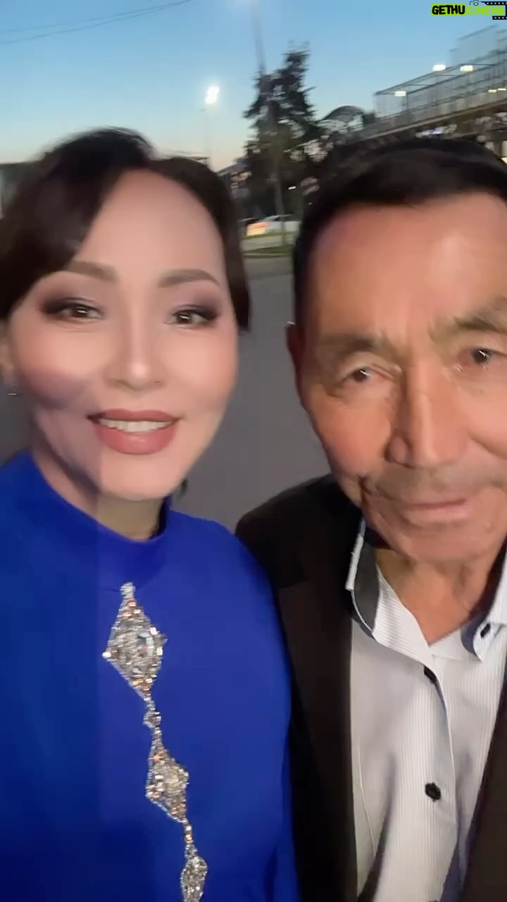 Aigul Imanbaeva - 38.2K Likes - Өмір барда өлім хақ😭.Менің бір қанатым
ӘКЕМ ЖӘРДЕМӘЛИЕВ (Иманбаев)СЕРІКҚҰЛ СИБҒАТҰЛЫНЫҢ өмірден озды.Жамбасы бүгін жерге тиді😭😭😭 .Алланын берген жасы 73 екен.
Кеше ғана тауып,қасында өзімді кішкентай Айгүл сезініп балалығыма оралған қуанышымды Аллам маған өлшеп берген екен.Шүкір дедім🙏Жүрегімдегі тасты жұлып тастап 46 жасымда Әкемнің қасында бақытты бала болдым😭еркеледім,еркелеттім.Шүкір дедім🙏.Лаура мен Дәулеттей бауыр сыйлады маған❤️сіңілім Райханмен арадағы үзілген жіпті жалғадым,Анам мен Әкем бір-біріне ішінде қалған реніштерін кеширип енді ғана әдемі сыйластық басталған.Үзілді…Шүкір дедім🙏Жаратқанның әрбір ісіне,бергеніне бәріне шүкіршілік еттім🙏.Тек жанымды қатты қинаған менің сыртта оқуда жүріп,бүгінгі Әкемді соңғы сапарына шығарып салуға үлгермегенім батты ғой😭😭😭.Тапқаным кеше ғана еді ,бүгін жоғалттым..Жаратқанның жоспары бізге осылай екен🙏😭шүкіршілік еттім🙏.Жаныңыз жәннәттә болсын Әке🙏❤️
Мен әлеуметтік желіде ішкі әлемімді бөлісіп көп нәрсе жазалмаймын.Бірақ менің өміріме ұқсас жандар бар,болмаса Әке-Шешесіне уақыт табалмайтын,қатты сөйлейтін баллар бар .Айтарым барында бағалаңыздар😭😭😭🙏🙏🙏.Өмір қас-қағым сәт…
Әкеммен түскен соңғы видео осы екен😭❤️
