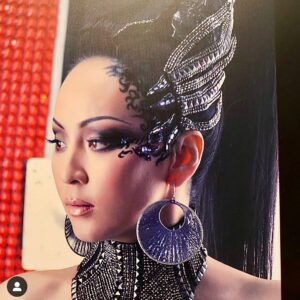 Aigul Imanbaeva Instagram - Кеш жарық Достар! 
Қалай ойласыздар мен бала кезімнен бүгінгі күнге дейін қатты өзгергенмін бе?? Парақтап 10 шт  фотоларымды көріп,пікір қалдырсаңызар болады😍🙈🇰🇿🇬🇧
